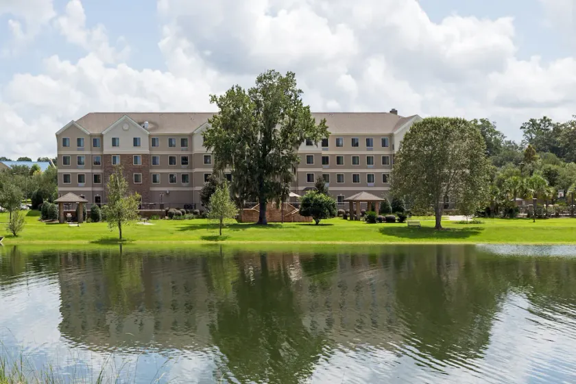 Schöne Suite in Tallahassee! Kostenloses Frühstück + Business Center vor Ort - Image 1