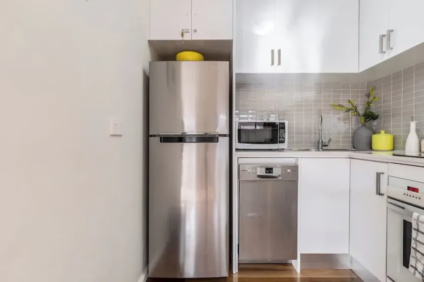 FREE Parking / In-Unit Laundry / 10mins walk to Glenferrie Rd - Image 1
