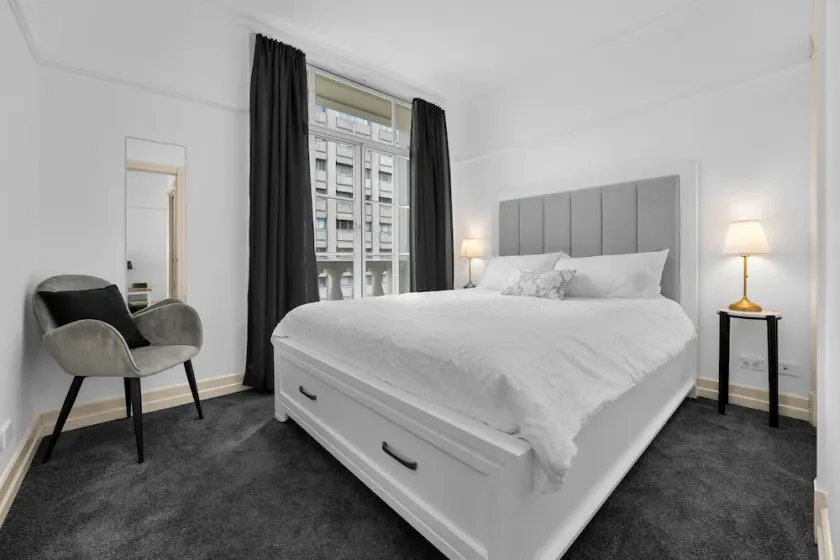 Stylish 1BR Apt with City Views - Image 1