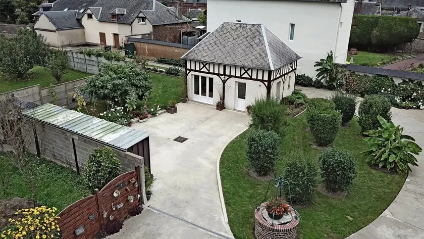 behageligt og blomstrende sommerhus - Image 1