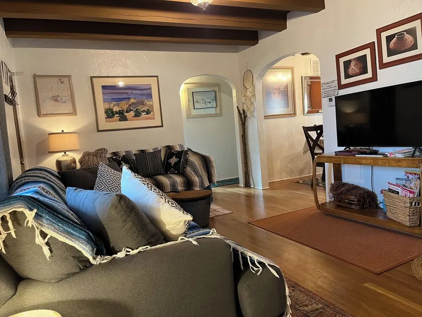 Nob Hill’s Casa Flamingo: King & Queen beds, Safe, Prime Location, Large Yard. - Image 1