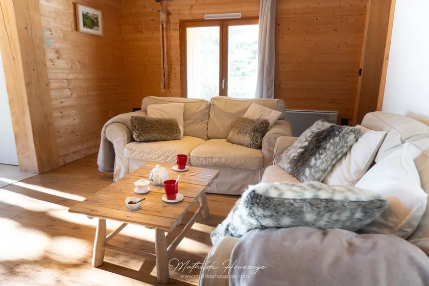 Holiday Apartment \"Gite L'Esquirol\" with Mountain View, Shared Garden & Wi-Fi - Image 1