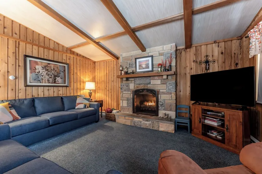 Pet Friendly Secluded 5BR Poconos Lake Retreat with Beach and Skiing - Image 1