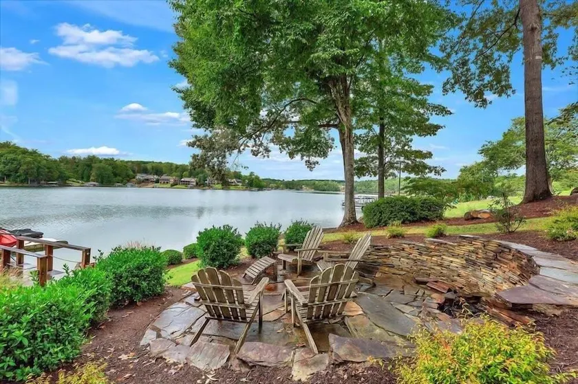 Custom Built Craftsman stil Lakefront hjem med fantastisk udsigt over Lake Keowee - Image 1