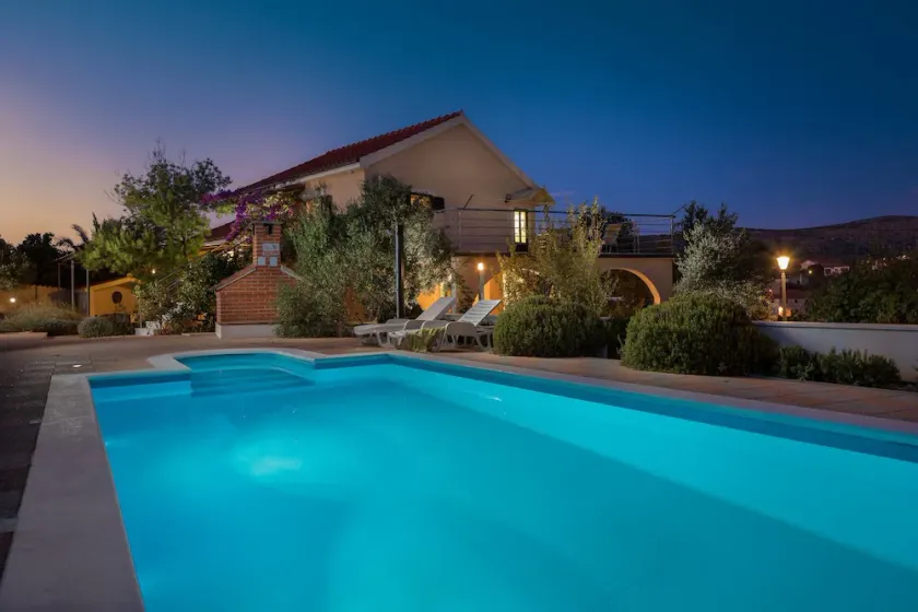 Fantástica casa con piscina privada, jardín y terraza - Image 1