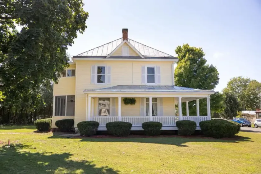 Century old 4 bedroom close to SVU, sleeps 8. - Image 1