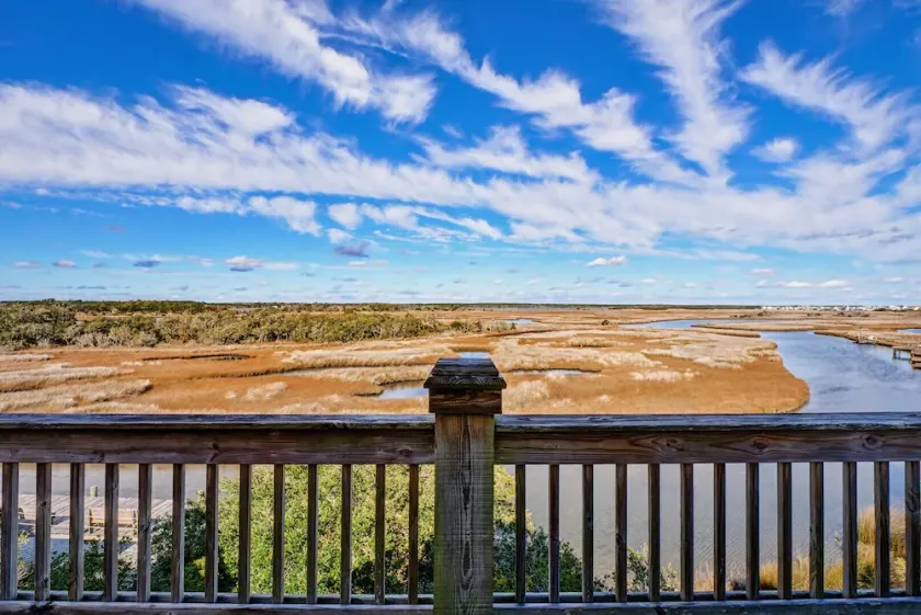 4 bedroom home with spectacular sound views - Image 1