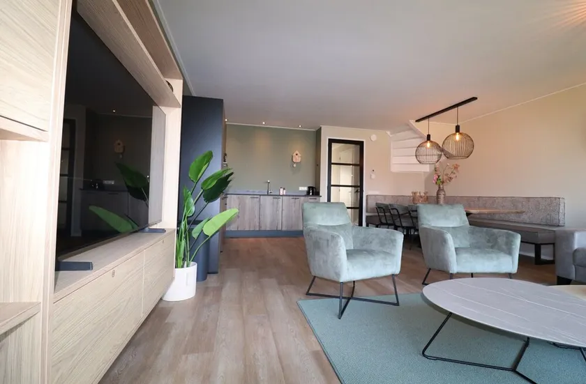 Luxury waterfront villa - Image 1