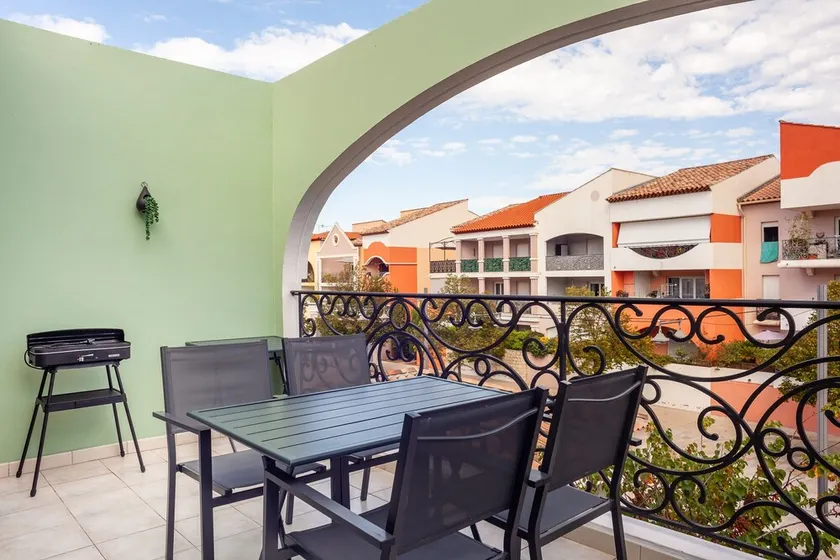 Appartement 'T2 Entièrement Rénové' avec vue sur la mer, balcon et climatisation. - Image 1