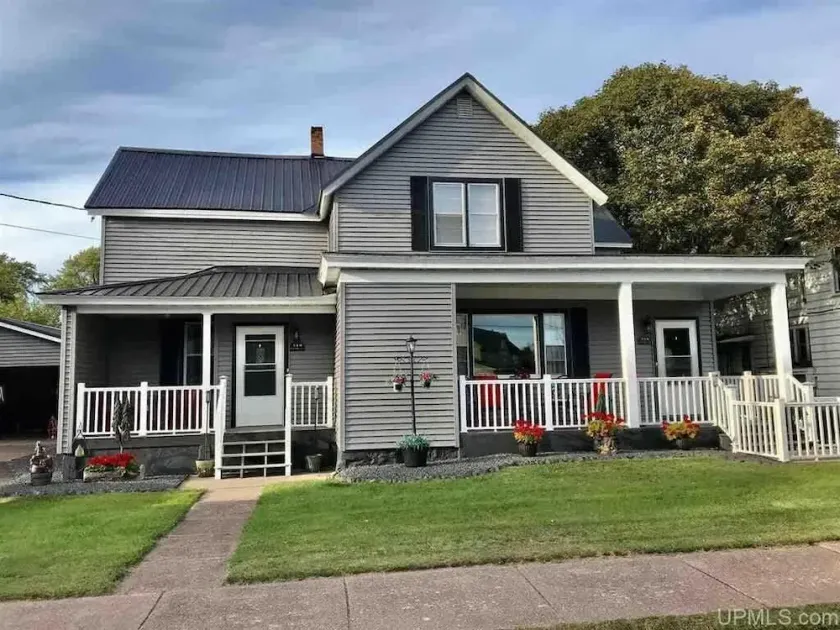 Spacious 4 BR 2BA Home with Bar and Fenced Yard - Image 1