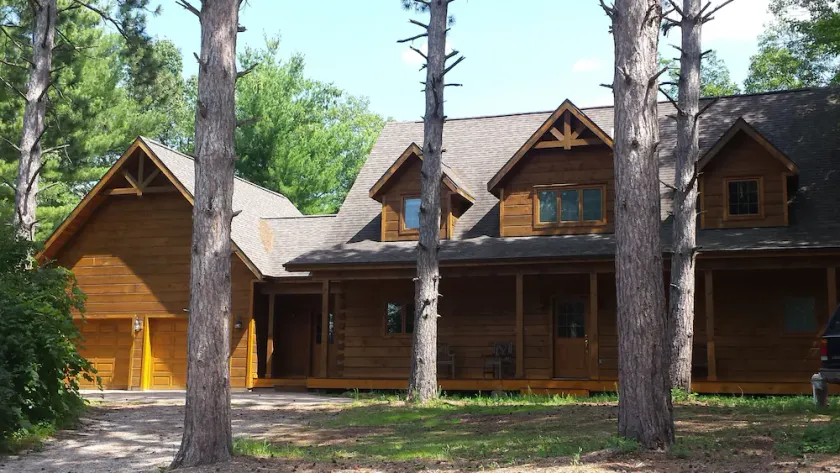 MAISON DE LUXE EN BOIS AVEC QUAI PRIVÉ SUR LA CHAÎNE. - Image 1