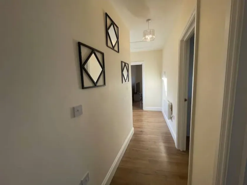 Luxurious 1 bedroom flat with free parking - Image 1