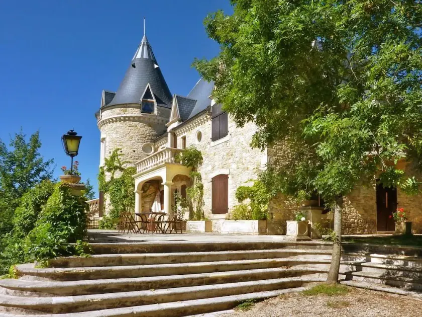 Château Près de Cahors Avec Piscine Privée et Salle de Sport - Image 1