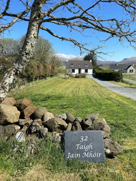 Maison Croft traditionnelle avec jardin privé et vue sur la montagne. - Image 1