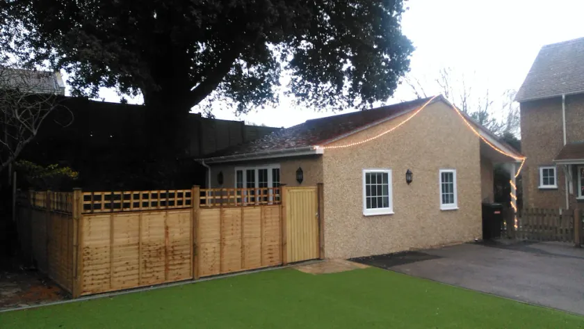 Detached luxurious 1 bed annexe, less than 5 mins walk into Milford on Sea - Image 1