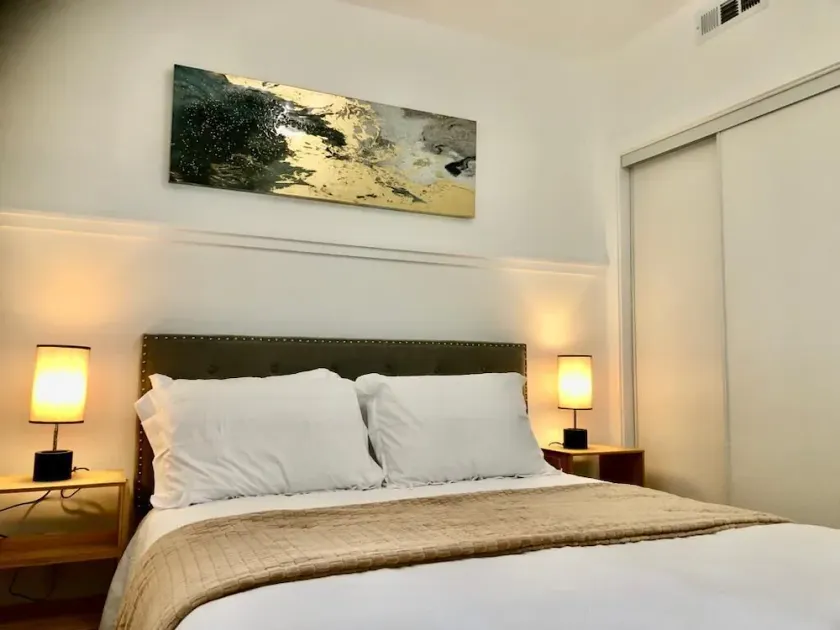 Private 1BR Suite w Full Kitchen & Laundry - Image 1