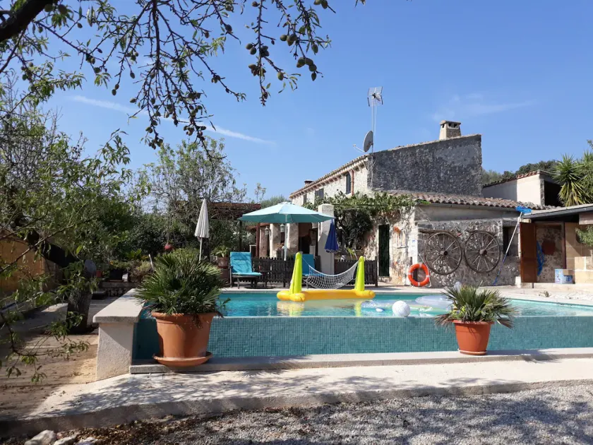 Maison de campagne rustique, terrasse, verger et vue sur le village - Image 1