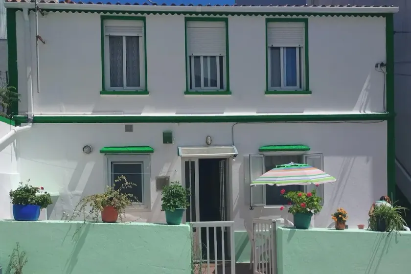 3 Bed House Sleeps 6 Pet-Friendly with Terrace - Image 1