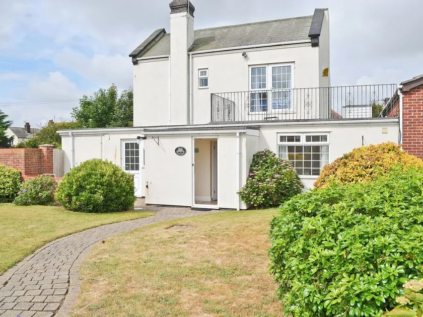 3 bedroom accommodation in Caister-on-Sea - Image 1