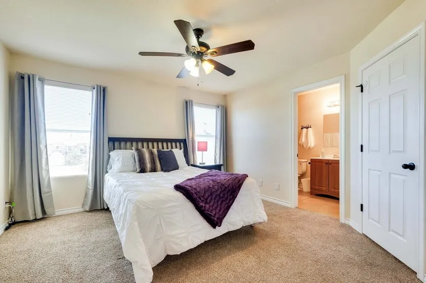 20% OFF Updated 3BR 2.5BTH Townhome - Pet-friendly - Fast WiFi-Driveaway Parking - Image 1