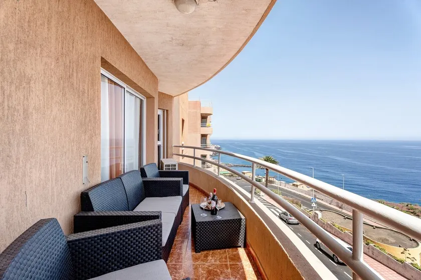 Holiday Apartment 'Beautiful 3 Bedrooms Wifi Sea View' with Sea View, Wi-Fi and Air Conditioning - Image 1
