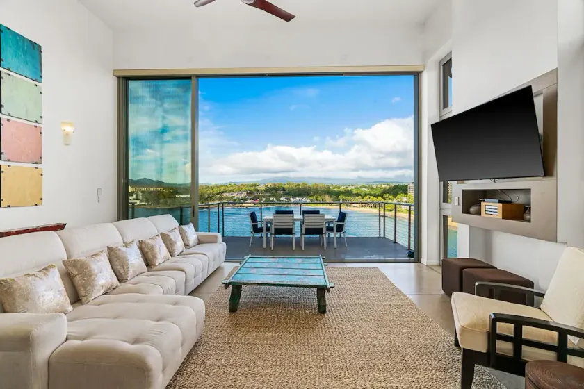 Stunning Oceanfront Penthouse, 14' ft Ceilings and Wall-to-Wall Glass Slider. - Image 1