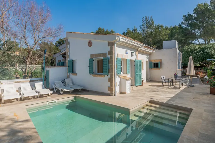 Villa Herdain, drei Schlafzimmer, Klimaanlage, Pool, sehr nah am Strand - Image 1