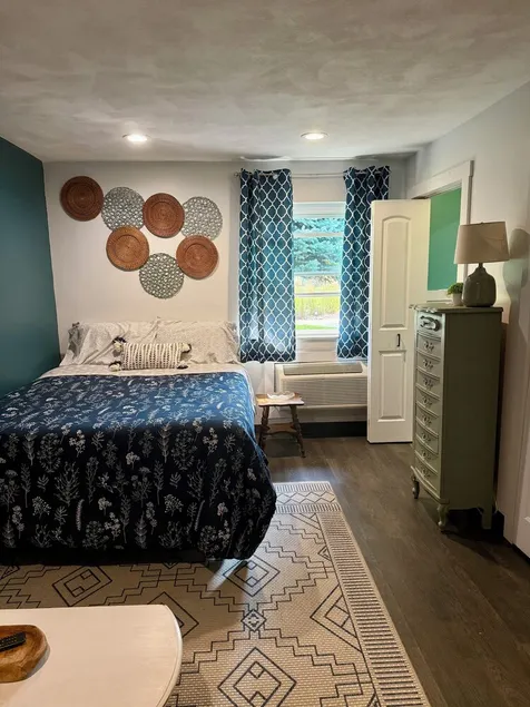 Adorable studio unit with full kitchen - Image 1
