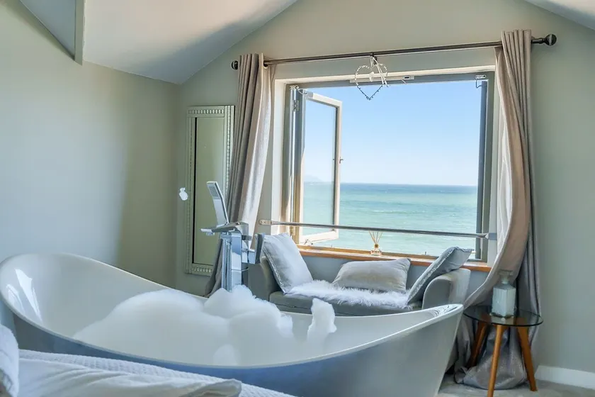 Luxueux et romantique Beach Front Cottage à Charlestown avec HotTub & Log Burner - Image 1