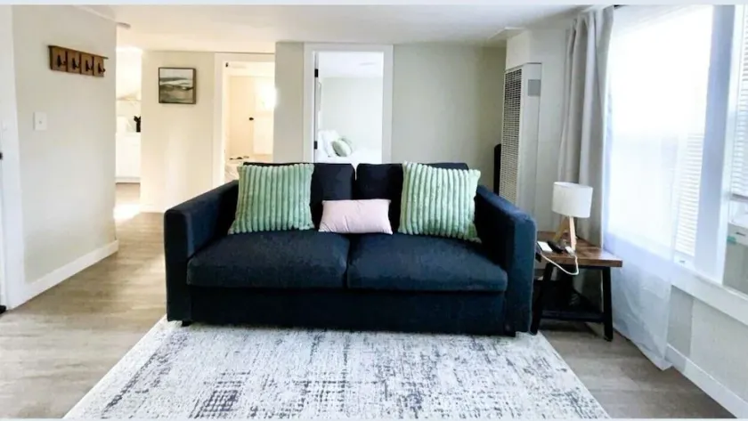 Charming & Bright Gem Prime Location Street Parking with AC - Image 1