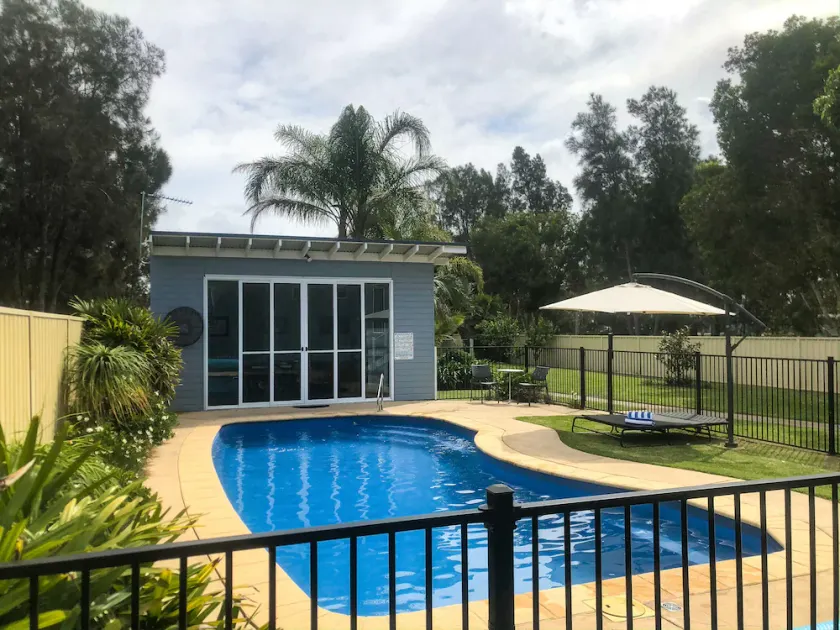 Maison 5 Chambres au Bord de l'Eau avec Piscine Chauffée - Image 1