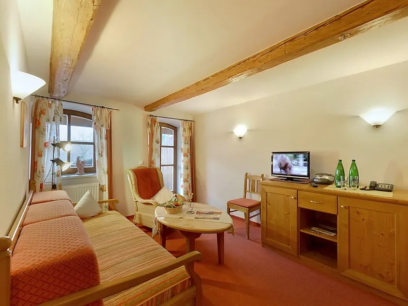 Suite di scarico | Suite arredata con cura con balcone al 1 ° piano - Image 1
