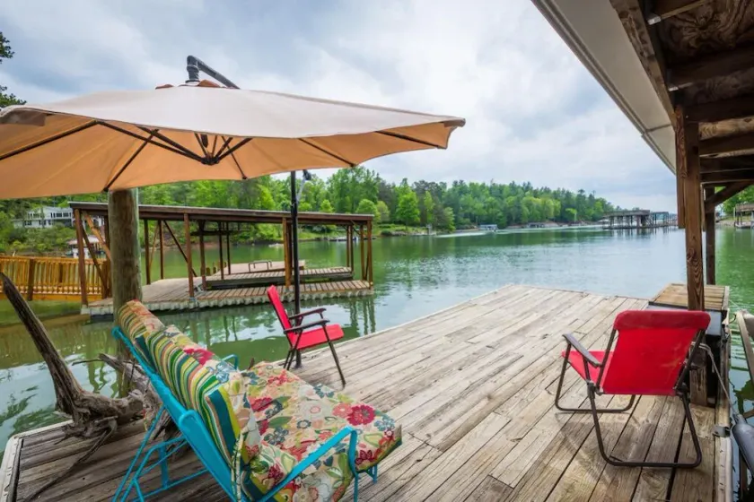 PRIVATE LAKEFRONT HOME - Image 1