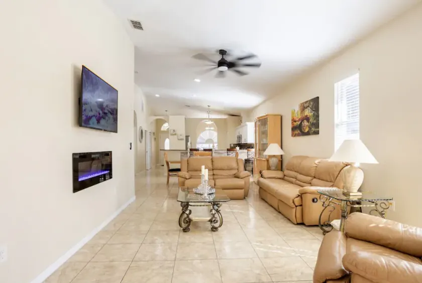 Perfect location: 5 min Raymond James Stadium and 10 min from Tampa Airport - Image 1