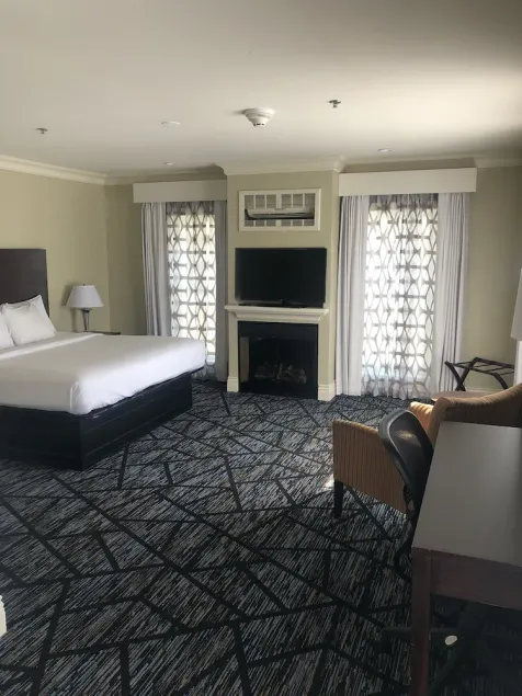 Niagara Crossing Hotel and Spa King Room - Image 1