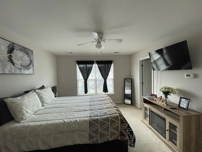 Mins to airport and shopping! 5 Star clean!13miles from downtown! - Image 1
