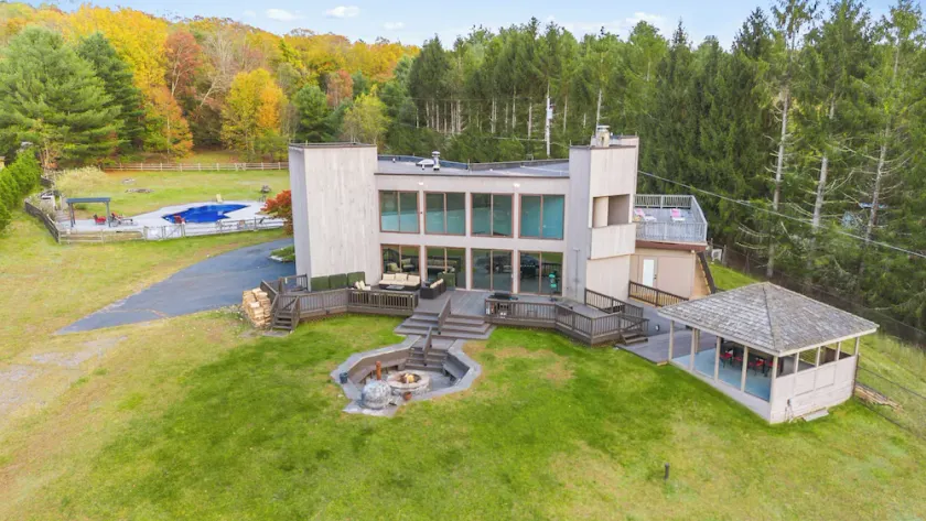 Moderne Lake House Getaway - 5 Acres - Lake Front / Pool / Aktiviteter! - Image 1