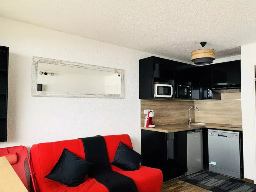 Charming, well-maintained studio apartment for 4, close to the slopes and the shopping center, with a panoramic view of the Ubaye Valley - Image 1