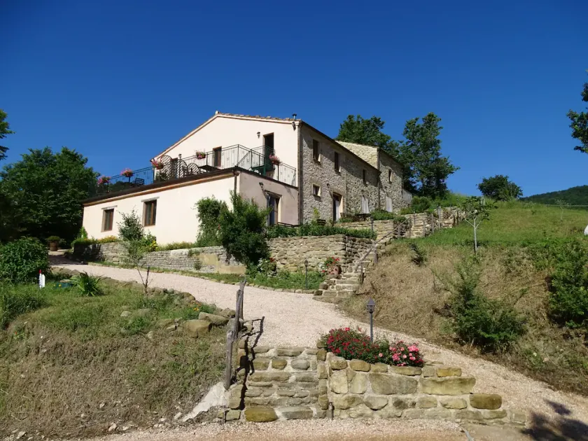 Godendo della natura in Cottage 'La Sole & La Luna' a Le Marche, Italia - Image 1