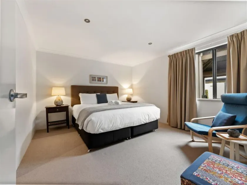 Townhouse 212 - spacious modern town central townhouse - Image 1