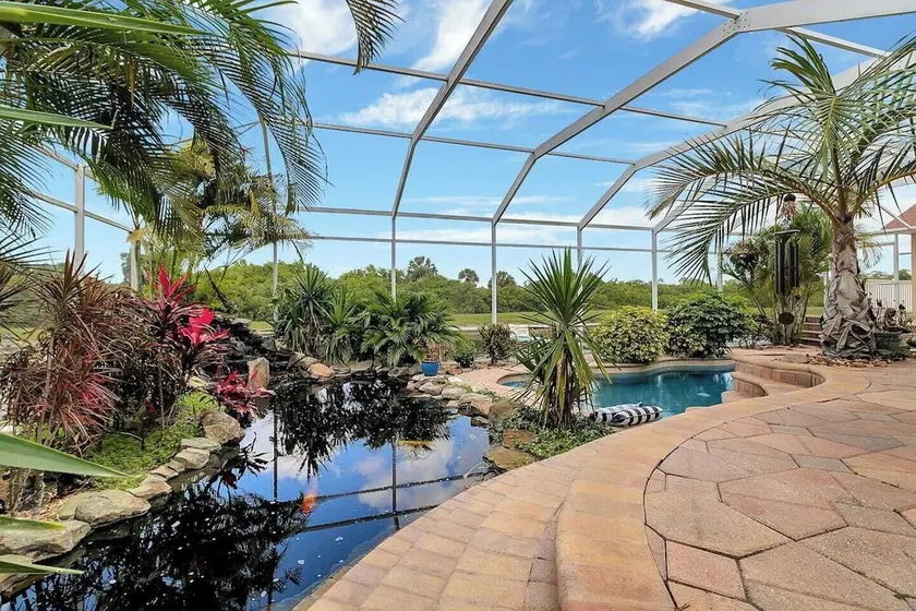 Waterview & Pool Estate Sleeps up to 10 - Image 1