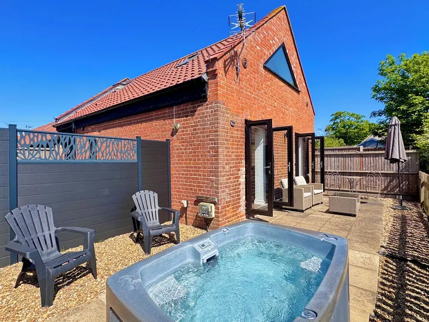 Pet friendly getaway - private hot tub, enclosed garden - countryside views - Image 1