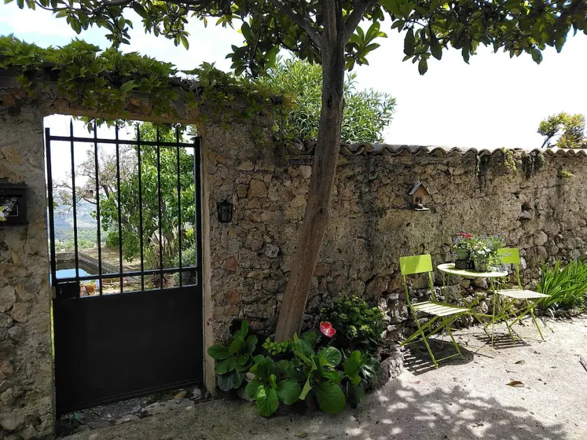 Un Jardin Sous les Baous - Image 1