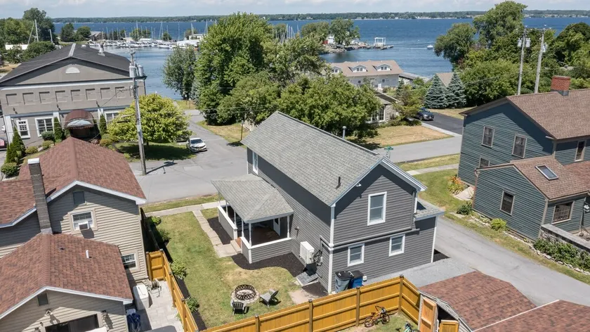 Renovated home with lake views in ❤️ of Sackets! - Image 1