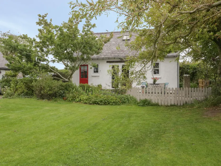 LITTLE HOUSE, pet friendly, with open fire in Red Wharf Bay - Image 1