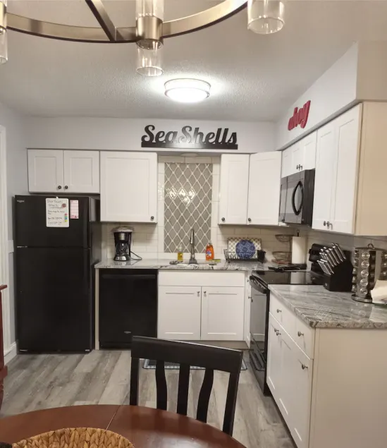 Great Location! Very Close to UNE, KBPT, OOB, Biddeford Pool, Sleeps 6 - Image 1