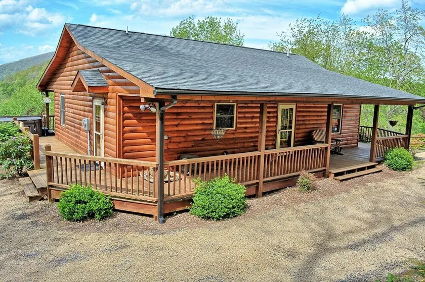 Buckin 'Crazy-Romantic Cabin w / HOT TUB, Wi-Fi, Pejs, Bumper Pool, AC & VISNINGER !! - Image 1