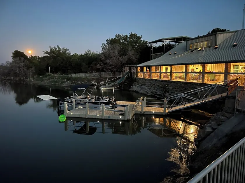 Lodge on Lake Godstone - Image 1
