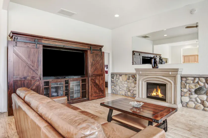 The Executive Suite- Apartment near the river! - Image 1