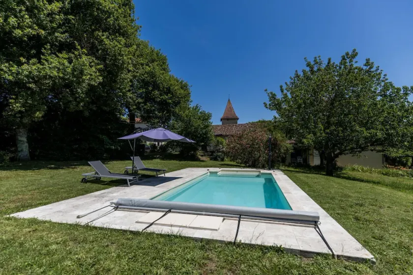 Ferienunterkunft mit Terrasse, Pool und Garten - Image 1